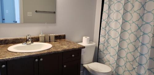 Et badeværelse på Stylish 3 Bdrm house- king bed, Netflix, parking