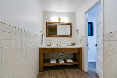 La salle de bains est pourvue d'un lavabo et d'un miroir. dans l'établissement Angoria Hotel, à San Angelo