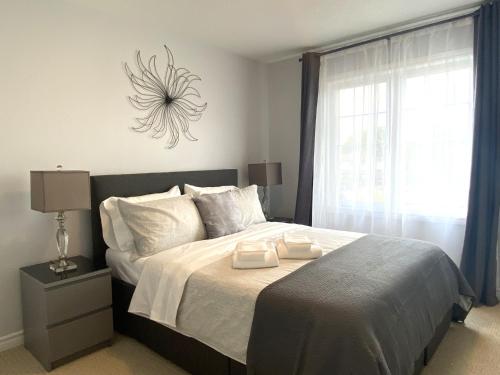 En eller flere senge i et værelse på Stylish 3 Bdrm house- king bed, Netflix, parking