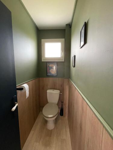 ヌヴェールにあるLe Vingt et Unのトイレと窓のある小さなバスルーム