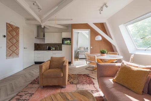 sala de estar con sofá y mesa en New Apartment In City Center By Jose's 6, en Roosendaal