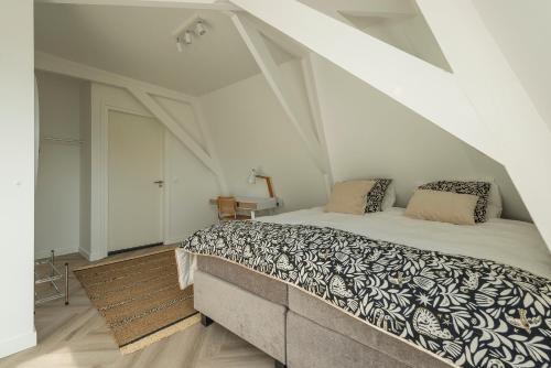 een slaapkamer met een groot bed op de zolder bij New Apartment In City Center By Jose's 6 in Roosendaal