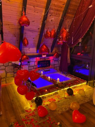 um quarto com lanternas vermelhas e uma banheira de hidromassagem em İnoravadi em Çamlıhemşin