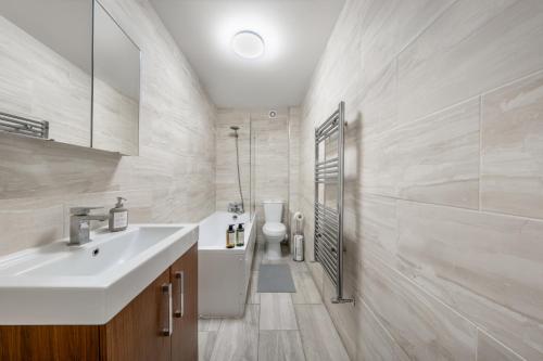 uma casa de banho com um lavatório e um WC em Modern Apartment In Central Watford by Hampton - Ideal For Professionals & Contractors em Watford