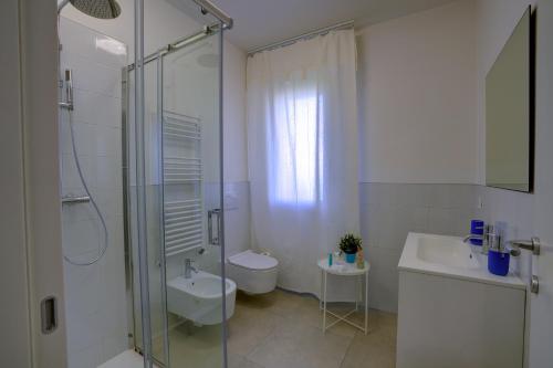 y baño con ducha, aseo y lavamanos. en Alba Apartment, en Spinea