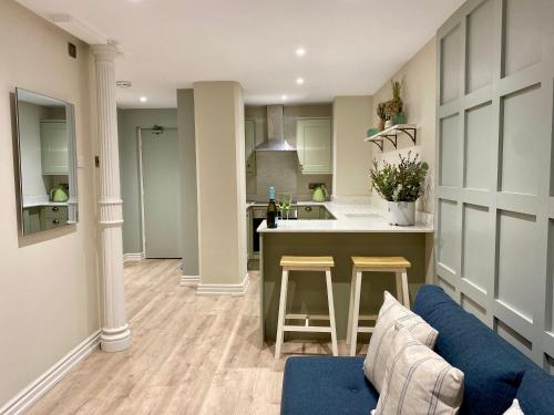ヨークにあるVictoria Bar Walls by Chateau Anna, Central York - free parkingのキッチン、リビングルーム(青いソファ、スツール付)