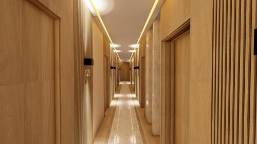 un pasillo largo con paredes de madera y un corridore largo en Jules & Laurent Hotel Contemporaneo en Ensenada