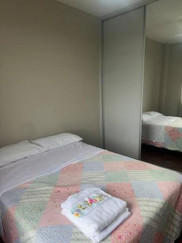 En eller flere senge i et værelse på Apart Centro BH Espaçoso com 2 quartos de Casal