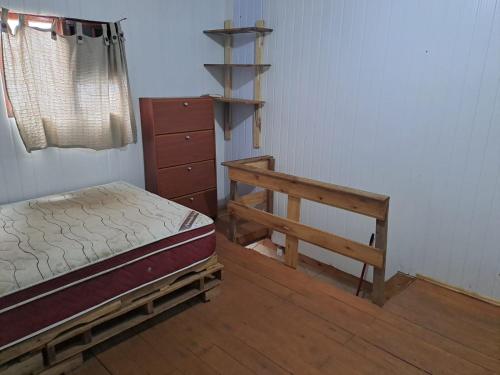 Un ou plusieurs lits dans un hébergement de l'établissement Quarto privado, com banheiro compartilhado