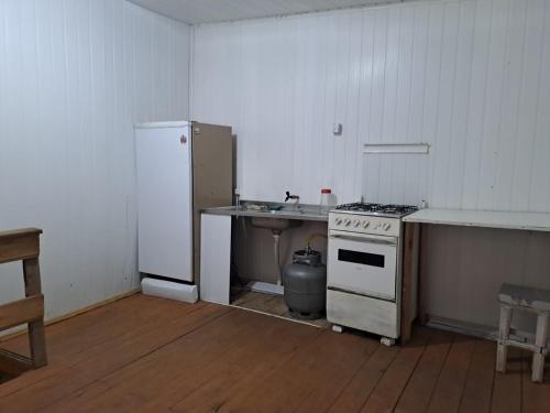 Una cocina o zona de cocina en Quarto privado, com banheiro compartilhado
