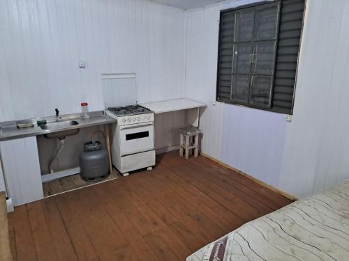 Cuisine ou kitchenette dans l'établissement Quarto privado, com banheiro compartilhado
