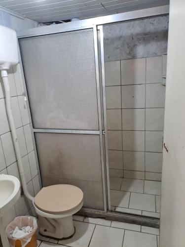 Salle de bains dans l'établissement Quarto privado, com banheiro compartilhado