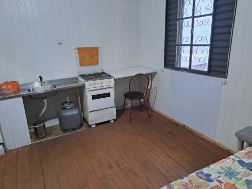 A cozinha ou kitchenette de Quarto privado, com banheiro compartilhado