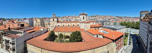 vista aerea di una città con un edificio di SUITE HAUS Catedral a Santander