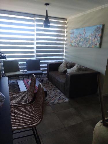 sala de estar con sofá y mesa en Departamento en La Cruz Entre La Calera y Quillota, en La Cruz
