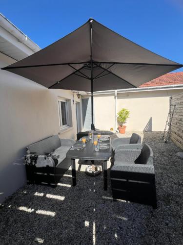 La petite Maison Mérignac jardin privé的庭院或其他户外区域