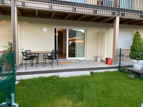 eine Terrasse mit Stühlen und einem Tisch auf einem Haus in der Unterkunft Gartenapartment Mariazell in Mariazell