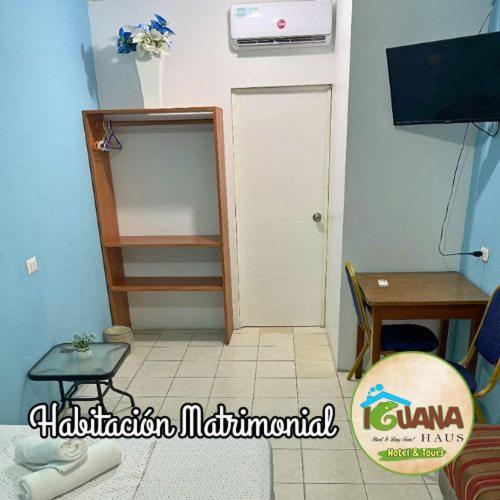 a small room with a door and a table at IGUANA HAUS IQUITOS in Iquitos