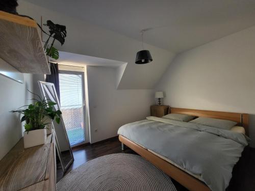 Llit o llits en una habitació de Jana Vienna Airport Apartment