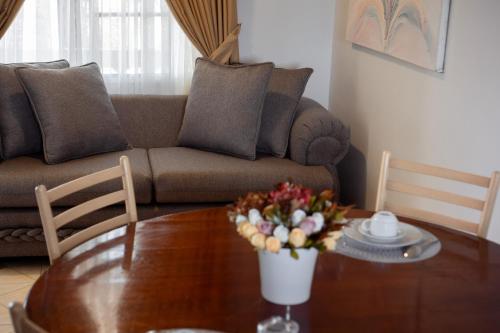 a living room with a table and a couch at Residencial Del Golf in La Lima