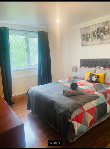 um quarto com uma cama e uma janela em Wilzly em Tollbar End