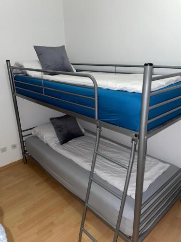 a couple of bunk beds in a room at Großes 2-Schlafzimmer Apartment in Cölbe in Cölbe