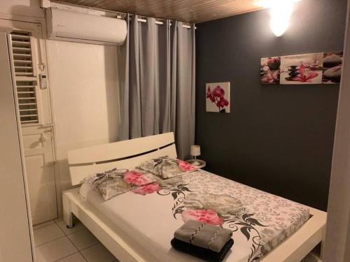 เตียงในห้องที่ Le Corail Rouge