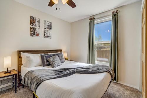 ein Schlafzimmer mit einem großen Bett und einem Fenster in der Unterkunft 3BR MTN Views Downtown Next to Lake Parks & More in Colorado Springs