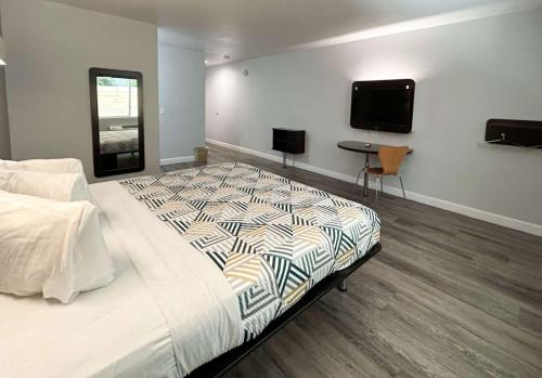 ein Schlafzimmer mit einem Bett und einem TV an der Wand in der Unterkunft Motel 6-Anaheim, CA in Anaheim