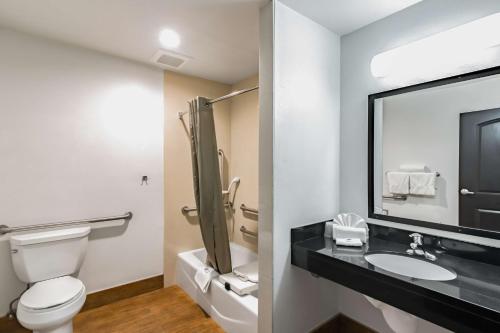 ein Badezimmer mit einem WC, einem Waschbecken und einem Spiegel in der Unterkunft Motel 6-Anaheim, CA in Anaheim