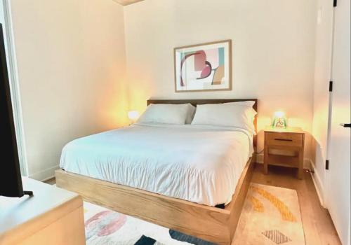 Postel nebo postele na pokoji v ubytování Luxury Oasis on Rainy Street