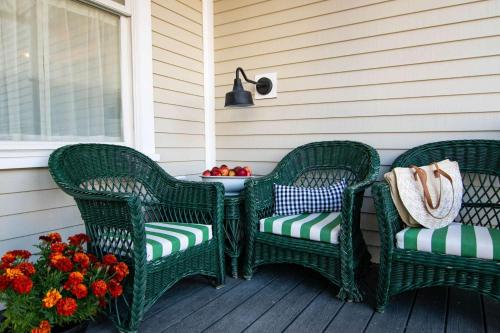 - 2 chaises en osier et une table sur une terrasse couverte dans l'établissement Ocean House Hotel & Motel, à Old Orchard Beach