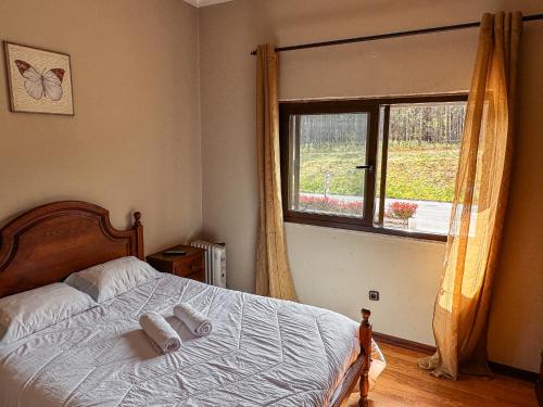 a bedroom with a bed with two towels on it at AL Nonna Eli (Alojamento Local) in Campos