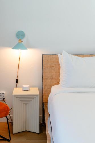 Postel nebo postele na pokoji v ubytování Aliza Hotel