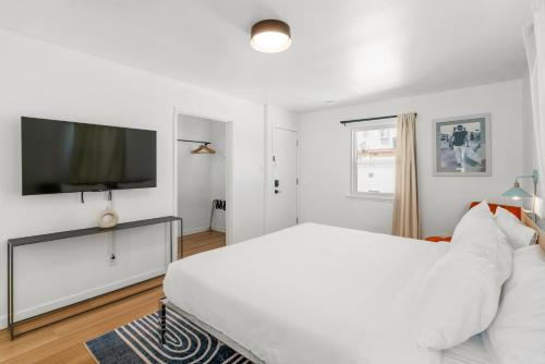 TV a/nebo společenská místnost v ubytování Aliza Hotel