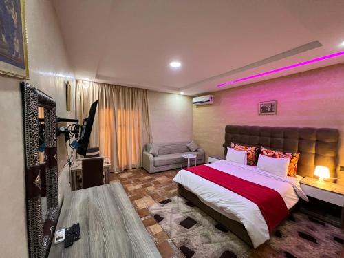 une chambre d'hôtel avec un lit et un canapé dans l'établissement Superbe villa marrakech, à Marrakech