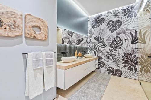 baño con pared estampada en blanco y negro en Maxwell Collection Romantic Zone, en Puerto Vallarta