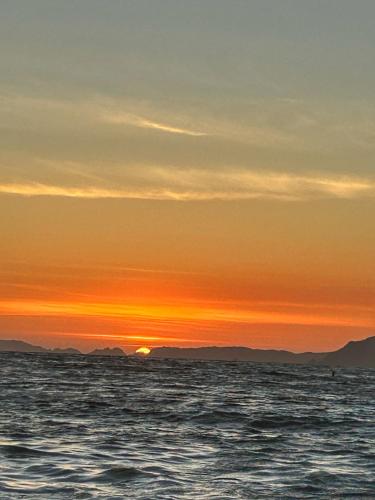 a sunset over the ocean with the sun in the sky at Iglú Popeye a 6 minutos de la paya in Barra de Navidad