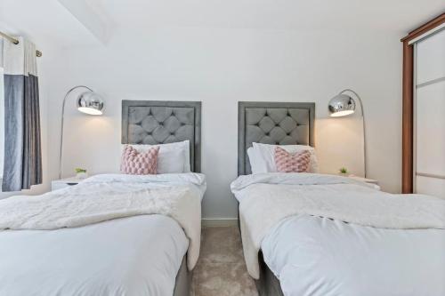 Katil atau katil-katil dalam bilik di Luxury Modern House - 8 mins to NEC, Airport
