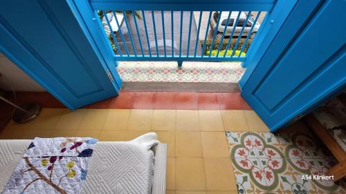 a room with a blue door and a bed and a balcony at Villa Linda ApartaHotel in Jericó