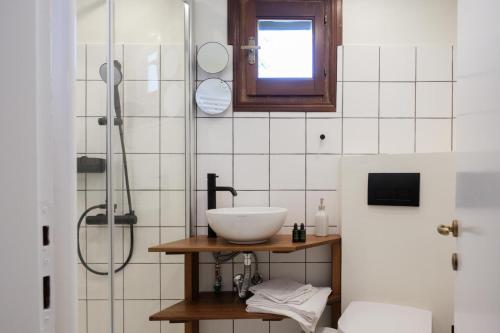 W łazience znajduje się umywalka i prysznic. w obiekcie Hideaway in Damouchari with private access to sea ANNA's HORIZON w mieście Damouchari