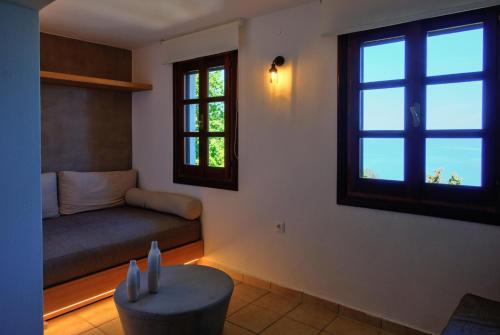 Posezení v ubytování Hideaway in Damouchari with private access to sea ANNA's HORIZON