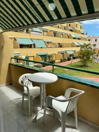 Orange Paradise Apartment
