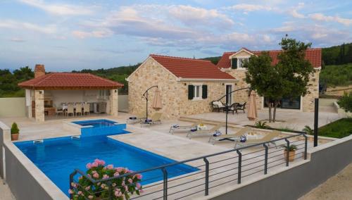 Seaside family friendly house with a swimming pool Supetar, Brac - 23114