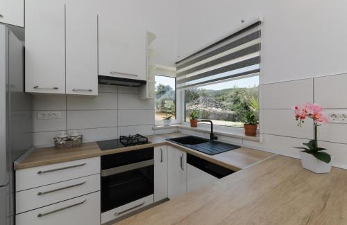Seaside family friendly house with a swimming pool Supetar, Brac - 23114