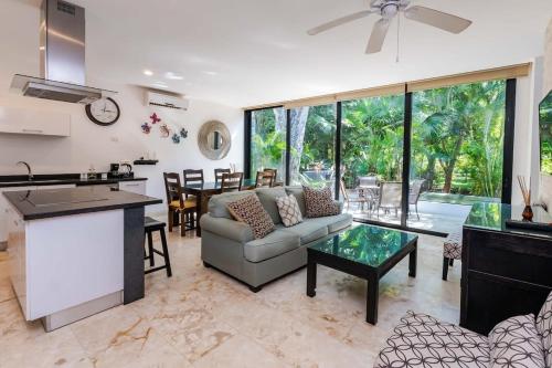 アクマルにあるLUXE 1-BR Condo in Bahia Principe - Multiple Poolsのギャラリーの写真