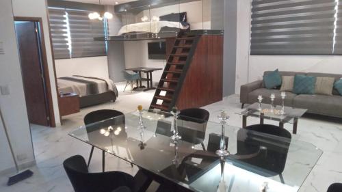 Tecamachalco的住宿－LA FUNDICIóN，客厅配有玻璃桌和椅子