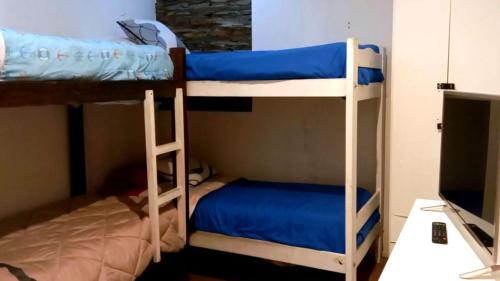 1 dormitorio con 2 literas y escritorio en Aparta Hotel en Buenos Aires