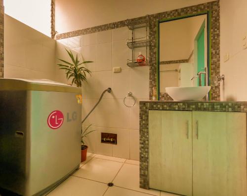 ein Bad mit einem Waschbecken und einem Spiegel in der Unterkunft Cozy central apartment with mountain view in Pisac