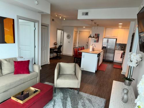 Dapur atau dapur kecil di Ruby Getaway-Highrise, Balcony, Year-round Pool, City View!